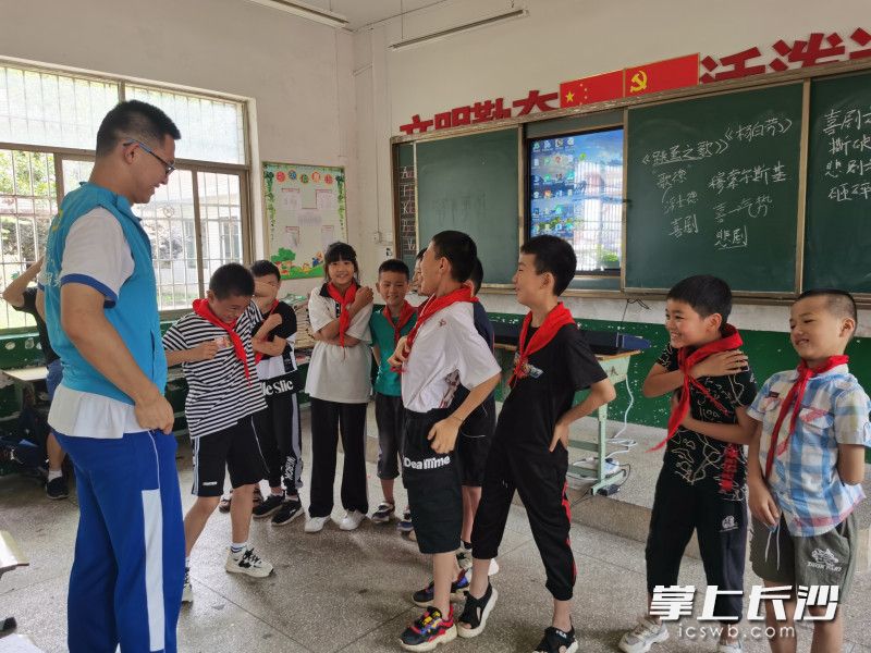 志愿者在给学生上音乐课。