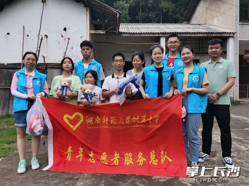 高三毕业生穿上蓝马甲，化身“蓝精灵”，用希望连缀人心，用爱照亮一角一隅。