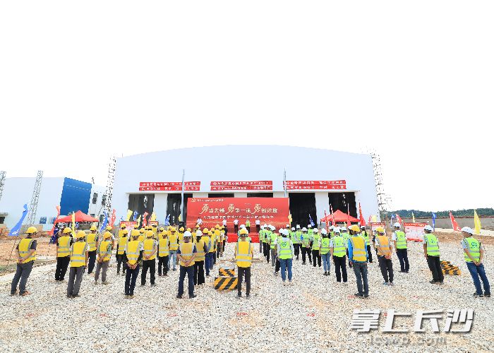 27日，中铁五局建筑公司党委在常益长铁路长沙西动车所项目，举行庆祝建党101周年暨“三勇”党建主题实践活动。