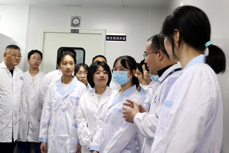 同学们在微生物培养室参观学习。通讯员 陈果 摄