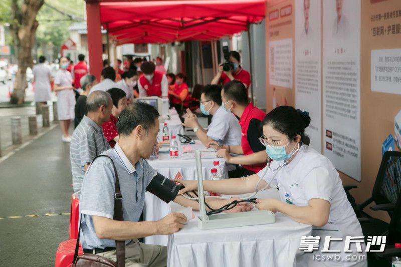 长沙市第一医院与清水塘社区开展区域化共建。29日，医院组织专家在社区开展义诊等健康服务。  长沙晚报通讯员 潘燕 摄