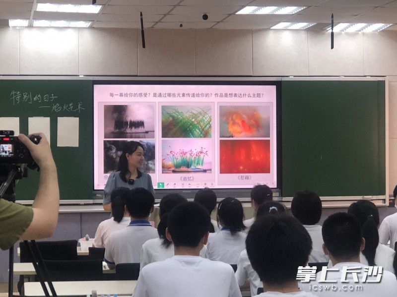 旷敏芝向学生讲授烟花火焰设计。均为受访者供图