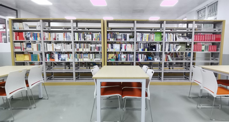 学校图书馆。