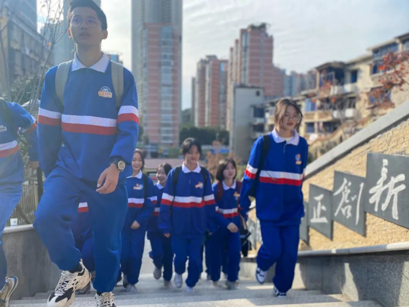 自信、阳光的雅礼书院中学学子。