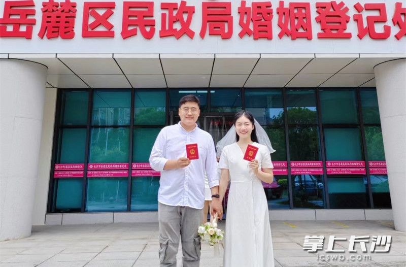 6月28日，是长沙地铁6号线开通运营的日子，也是6号线参建者陈玉贺结婚领证的日子。均为长沙晚报全媒体记者 陈焕明 通讯员 刘翠红 摄影报道