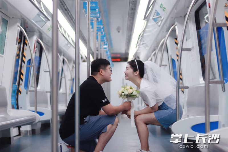 6月28日，陈玉贺和黄莎来到6号线车厢拍了一组婚纱照。
