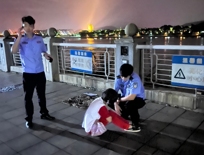 该女子被救上来后，民警进行劝导。