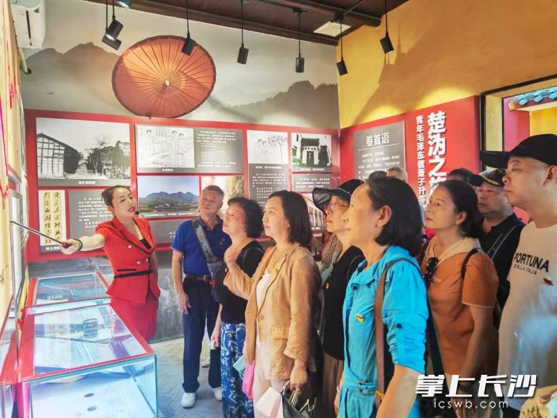 党员们参观《毛泽东主席与宁乡》党史展馆。长沙晚报通讯员 徐玲 供图