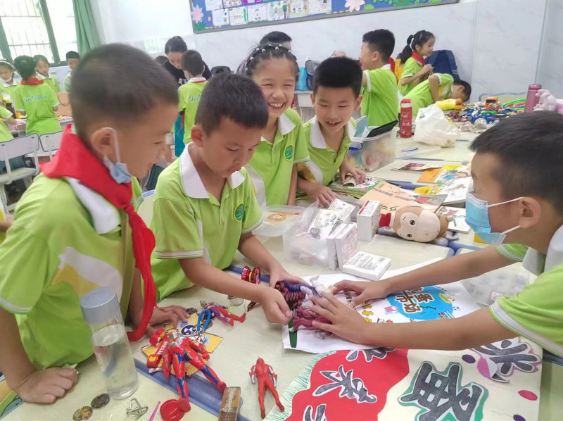 “这个真的好玩,买下吧!” “这个真的好玩,买下吧!”