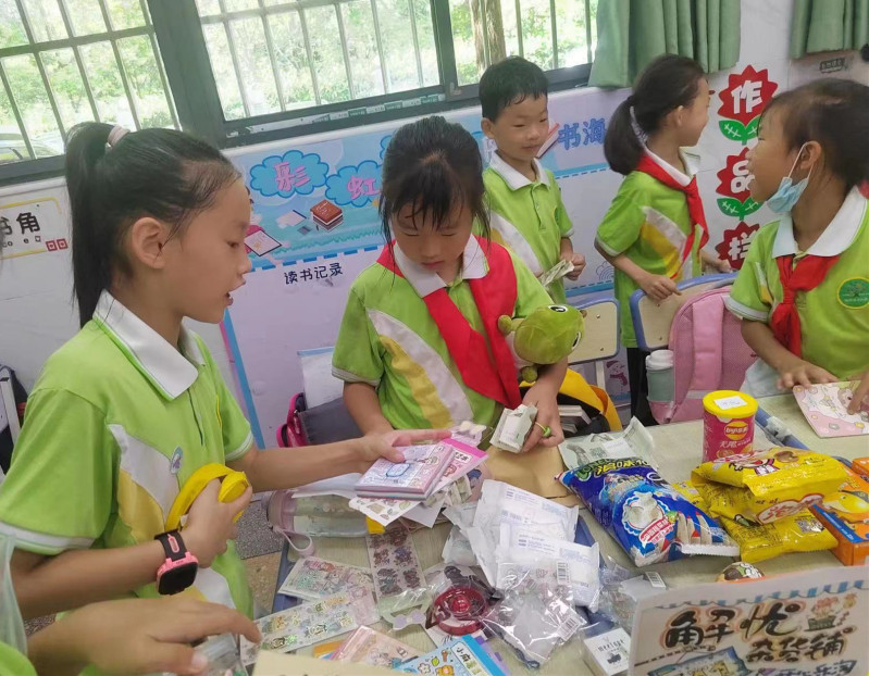 “这些都便宜卖给你。” “这些都便宜卖给你。”