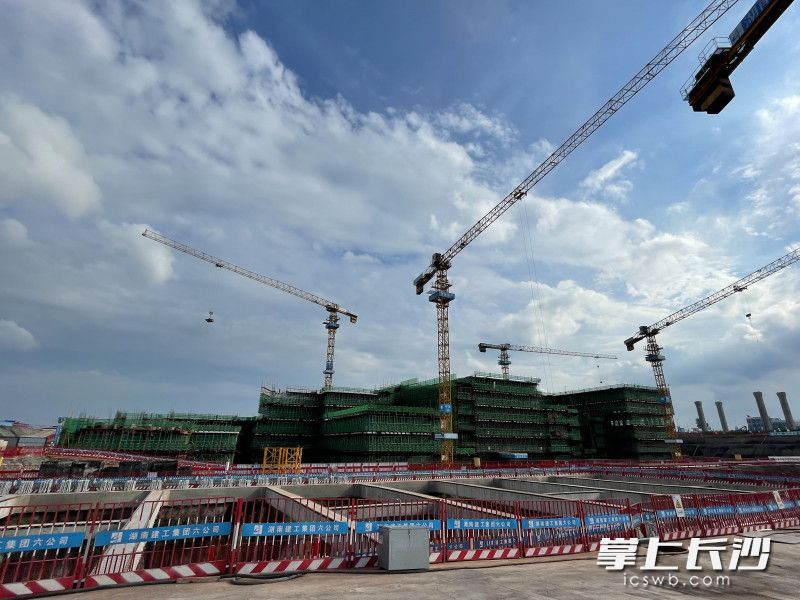 经过一年时间施工，目前长沙机场改扩建工程综合交通枢纽工程已全面进入主体施工阶段，西停车楼已封顶，高架桥已完成桩基施工。除资料图片均为长沙晚报全媒体记者 陈焕明 通讯员 刘真 摄影报道