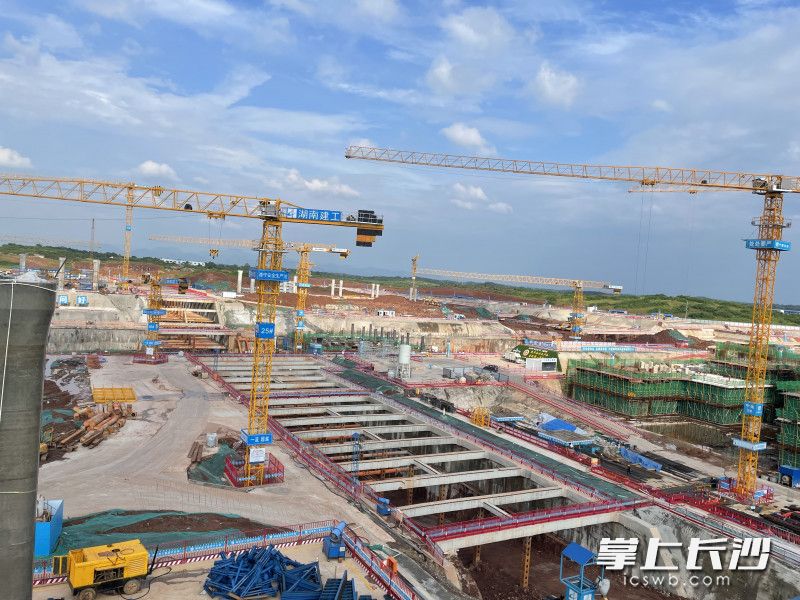 项目内地铁、高铁、磁浮、高架桥等“叠罗汉”似的交叉重叠，形成大面压覆区，存在很大的施工难度。