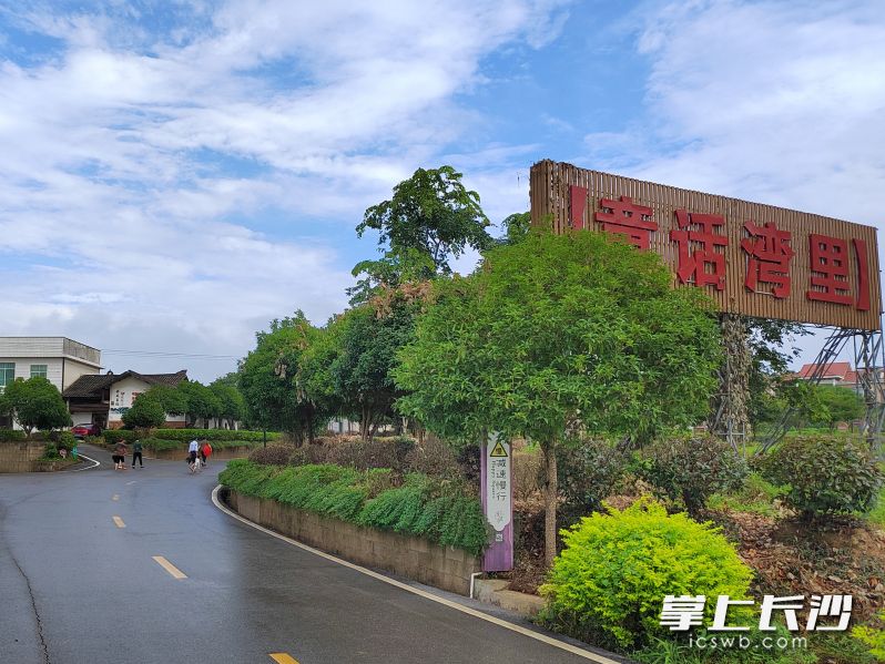 浏阳市永安镇芦塘村湾里屋场，村民们纷纷自发捐资、筹工筹劳，在路边增设交通安全标识牌、监控摄像头等，建设“小平安点”。长沙晚报通讯员 汤海波 摄