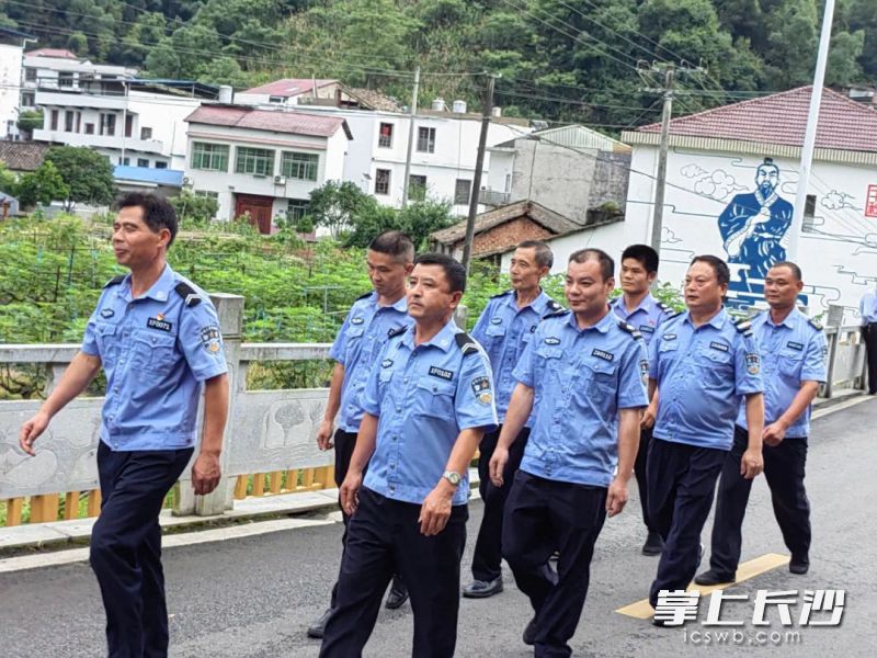 巡防队员们在湘赣边区域常态化开展巡逻，当地治安情况明显好转。浏阳市委政法委供图