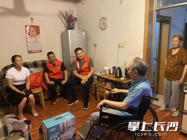 党员志愿者正在与老党员交流。