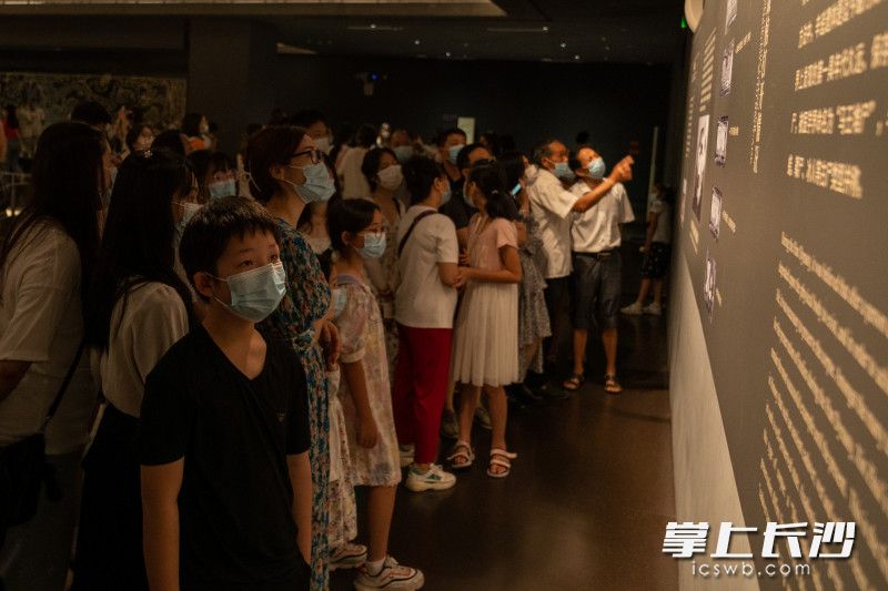 湖南省博物馆马王堆汉墓陈列厅,小朋友正在仔细地了解辛追夫人的故事。 湖南省博物馆马王堆汉墓陈列厅,小朋友正在仔细地了解辛追夫人的故事。