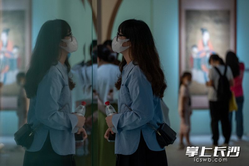 正在认真看展的游客。 正在认真看展的游客。