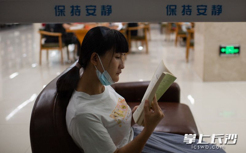 长沙市图书馆，一位市民正在安静的看书。图片均由长沙晚报全部媒体记者 邹麟 摄