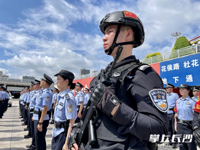 特警、武警、乘警、铁路派出所民警等200余名警力整齐列队。 长沙晚报全媒体记者 聂映荣 摄