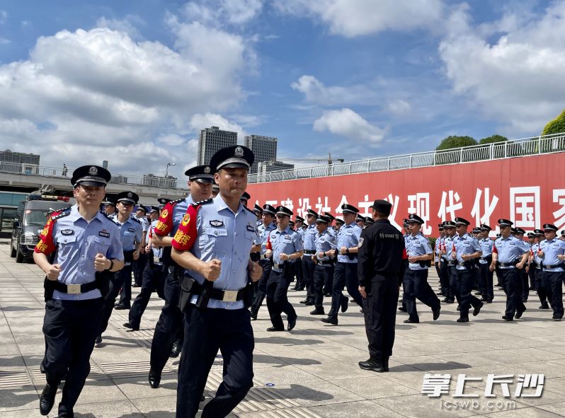 誓师大会结束后，民警们列队出发。 长沙晚报全媒体记者 聂映荣 摄