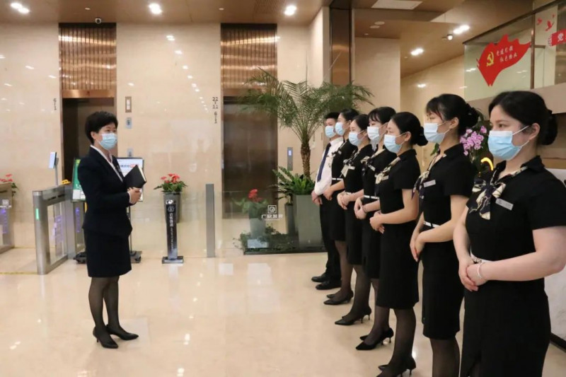 上图左一为刘乐乐