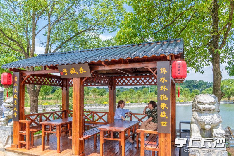 大成桥镇永盛村美丽屋场道路沿途凉亭成为村民休闲好去处。