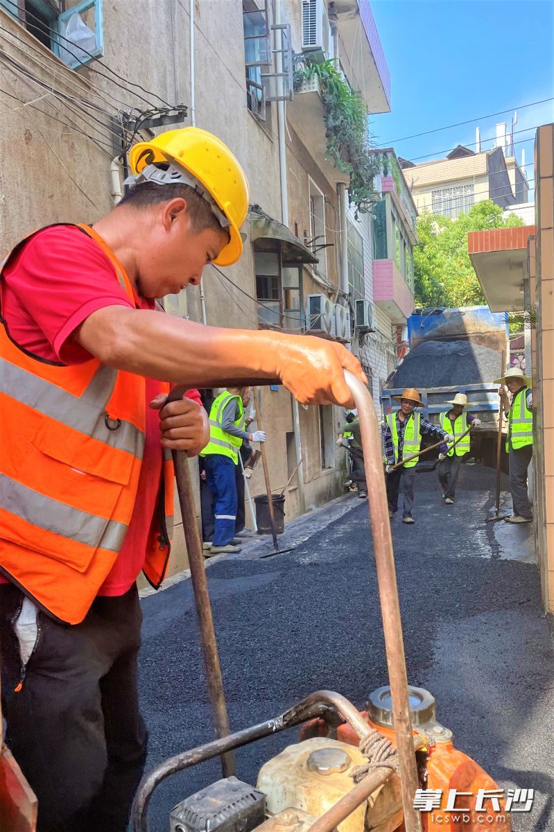 在宁乡市多条背街小巷，市政设施维护工人们正挥汗如雨进行提质改造。长沙晚报全媒体记者 张禹 通讯员 孙新明 摄影报道