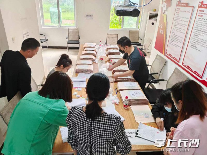 雨花城投集团工作人员正在核对办理资料。 长沙晚报通讯员 文卓 摄