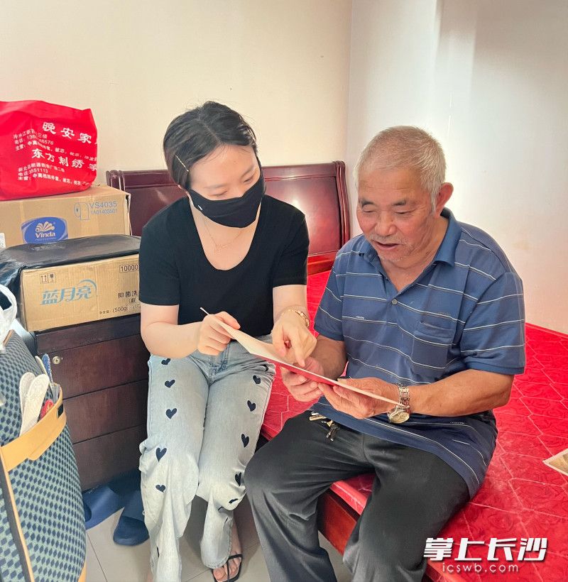 工作人员向群众解释办理政策及流程。