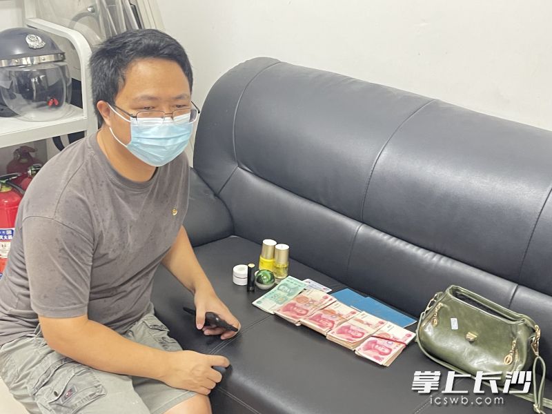 失主女婿过来领取了包及现金。均为长沙晚报通讯员 邵青 供图