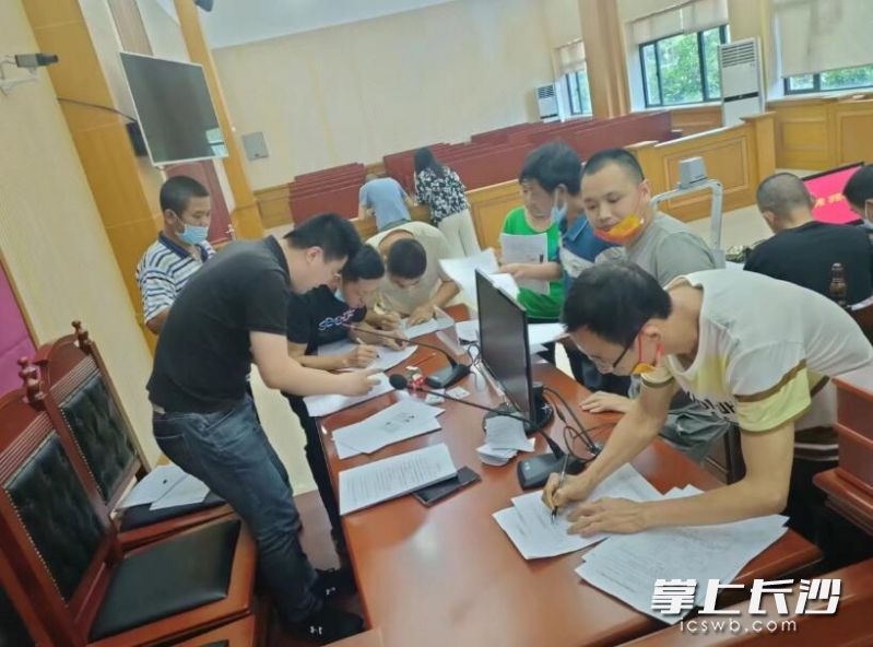 劳动者们签署调解协议。长沙晚报通讯员 邹晴 供图