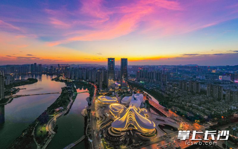 7月10日傍晚7时30分，长沙天空惊现美丽的晚霞，绚丽的色彩映在湘江新区美丽的梅溪湖上，好一幅新区的美丽画卷正徐徐展开。