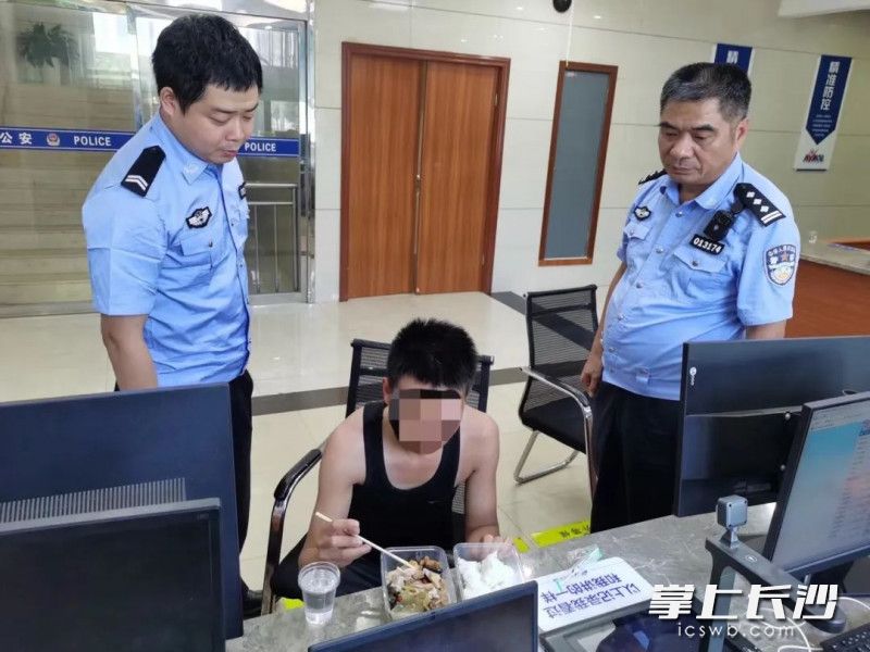 民警将男子带至派出所进行劝导。通讯员 供图