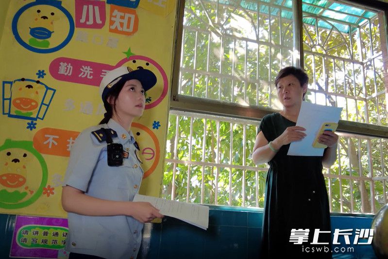 消防监督员现场检查幼儿园存在的消防安全隐患。均为长沙晚报通讯员 刘荃菁 供图