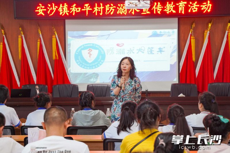 龚雯洁进行安全知识普及。