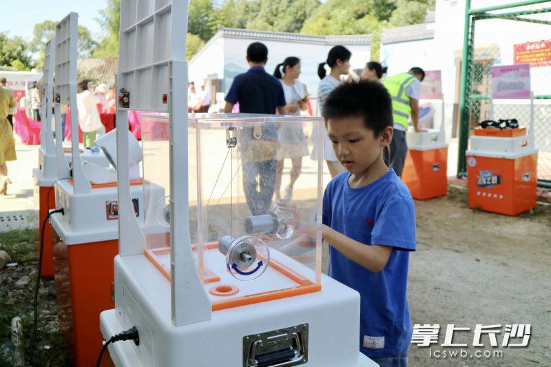 前来参加活动的孩子正在使用科普教具。
