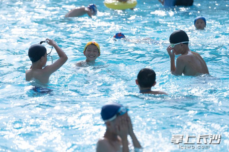 在芙蓉苑泳趣游泳馆，小朋友在水中玩耍。 长沙晚报全媒体记者 周数邑 罗亚坤 摄 