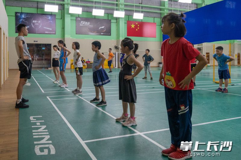 在曙光798城市生活中心羽毛球馆，小朋友们在教练指导下进行羽毛球训练。长沙晚报全媒体记者 周数邑 罗亚坤 摄