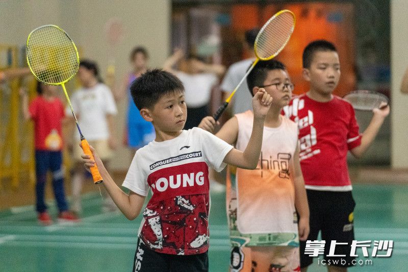 在曙光798城市生活中心羽毛球馆，小朋友们在教练指导下进行羽毛球训练。长沙晚报全媒体记者 周数邑 罗亚坤 摄 