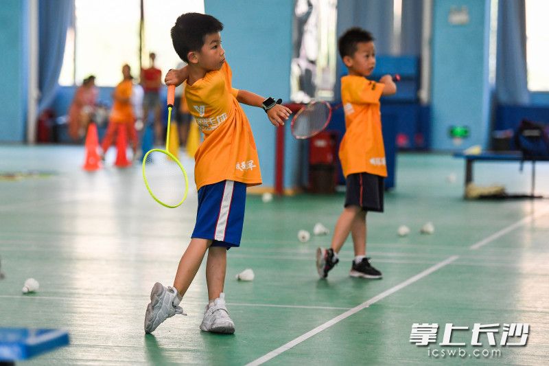 在谷山体育公园羽毛球馆，小朋友们在教练指导下进行羽毛球训练。 长沙晚报全媒体记者 黄启晴 摄