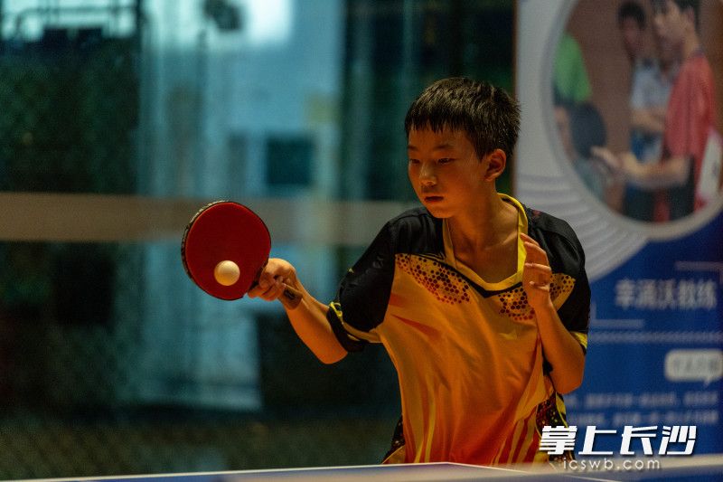 在曙光798城市生活中心兵乒球馆，小朋友们在教练指导下进行训练。长沙晚报全媒体记者 周数邑 罗亚坤 摄影报道