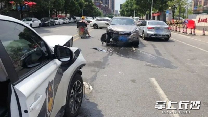 民警主动撞向逆行中的小车，让其停下来。通讯员 供图