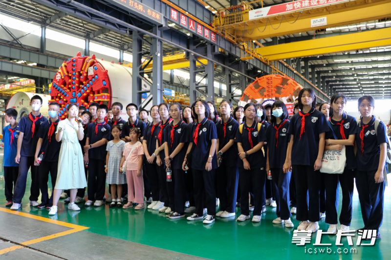 11日，长郡外国语实验中学2115班开展“走近国之重器，一起向未来”主题社会实践活动。