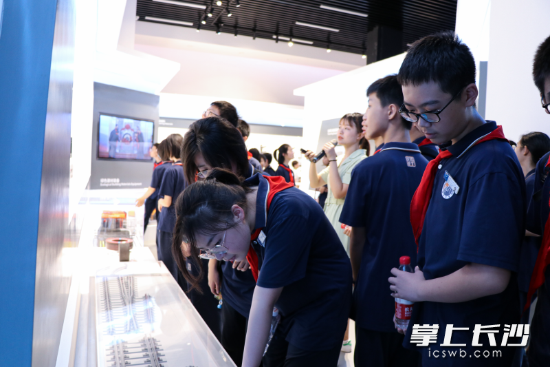 同学们正在参观。