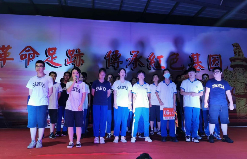 学子们在集体演唱。通讯员尹志君摄