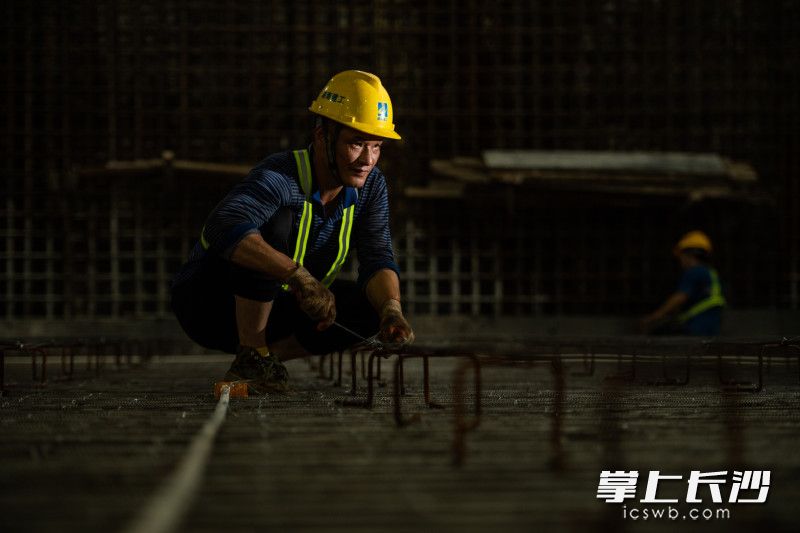35岁的黄孟国一直以来都有一个“建筑师梦”，他从来没有停下追梦的脚步。“我高中毕业就来工地上打工了，那个时候文化成绩不好，但是我对建房子又很感兴趣，所以打算从基层干起。”黄孟国认为，只要是自己所热爱的，在哪里都是一样的。追梦路上的他，也被其他事物吸引过，最后还是坚定了自己的热爱。“以前也进过厂、干过保安，但是兜兜转转还是来到了工地上，也许这就是热爱吧。”正值壮年的他，对于梦想的规划，也越来越清晰了。“现在我正打算考建筑师资格证，不想当将军的士兵不是好士兵嘛！”