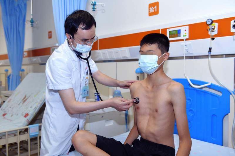 湖南省儿童医院心胸外科主治医师张凯为亦辉检查身体。长沙晚报通讯员 姚家琦 摄
