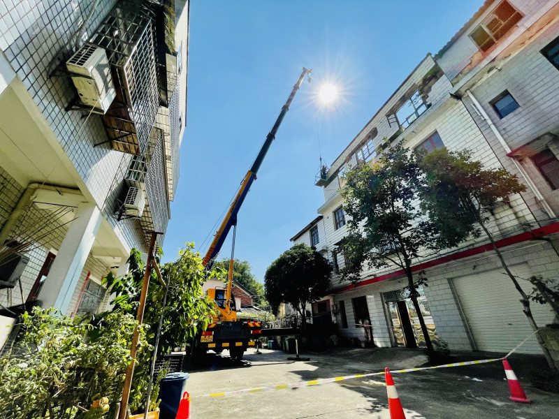 吊车将采取安全措施的专业人员吊至楼顶，纯手工精细拆违。 均为长沙晚报全媒体记者 李卓 摄