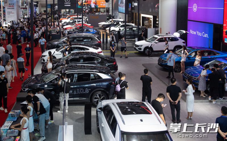 2022湖南车展上，品牌全、新车多、让利大。 长沙晚报全媒体记者 邹麟 摄