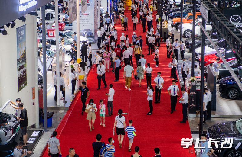 2022湖南车展上，品牌全、新车多、让利大。 长沙晚报全媒体记者 邹麟 摄
